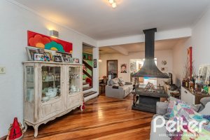 Casa à venda com 176m², 3 dormitórios, 1 suíte, 4 vagas, no bairro Jardim Isabel em Porto Alegre