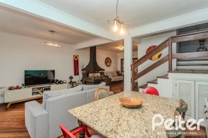 Casa à venda com 176m², 3 dormitórios, 1 suíte, 4 vagas, no bairro Jardim Isabel em Porto Alegre