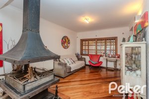 Casa à venda com 176m², 3 dormitórios, 1 suíte, 4 vagas, no bairro Jardim Isabel em Porto Alegre