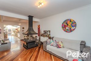 Casa à venda com 176m², 3 dormitórios, 1 suíte, 4 vagas, no bairro Jardim Isabel em Porto Alegre