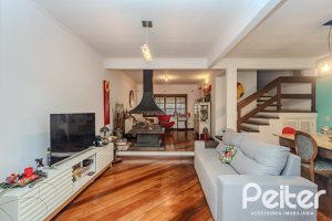 Casa à venda com 176m², 3 dormitórios, 1 suíte, 4 vagas, no bairro Jardim Isabel em Porto Alegre