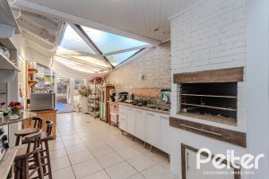 Casa à venda com 176m², 3 dormitórios, 1 suíte, 4 vagas, no bairro Jardim Isabel em Porto Alegre