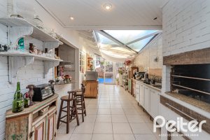 Casa à venda com 176m², 3 dormitórios, 1 suíte, 4 vagas, no bairro Jardim Isabel em Porto Alegre