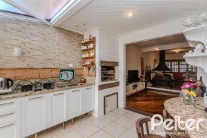Casa à venda com 176m², 3 dormitórios, 1 suíte, 4 vagas, no bairro Jardim Isabel em Porto Alegre