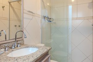 Casa à venda com 176m², 3 dormitórios, 1 suíte, 4 vagas, no bairro Jardim Isabel em Porto Alegre