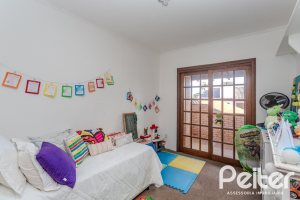 Casa à venda com 176m², 3 dormitórios, 1 suíte, 4 vagas, no bairro Jardim Isabel em Porto Alegre