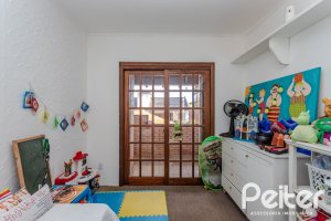Casa à venda com 176m², 3 dormitórios, 1 suíte, 4 vagas, no bairro Jardim Isabel em Porto Alegre