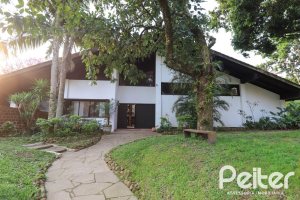 Casa à venda com 523m², 4 dormitórios, 2 suítes, 4 vagas, no bairro Tristeza em Porto Alegre