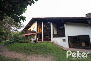 Casa à venda com 523m², 4 dormitórios, 2 suítes, 4 vagas, no bairro Tristeza em Porto Alegre