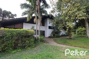 Casa à venda com 523m², 4 dormitórios, 2 suítes, 4 vagas, no bairro Tristeza em Porto Alegre