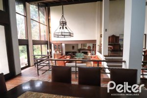 Casa à venda com 523m², 4 dormitórios, 2 suítes, 4 vagas, no bairro Tristeza em Porto Alegre