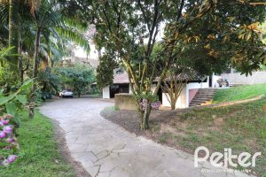 Casa à venda com 523m², 4 dormitórios, 2 suítes, 4 vagas, no bairro Tristeza em Porto Alegre