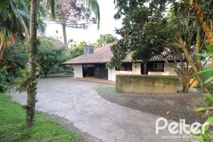 Casa à venda com 523m², 4 dormitórios, 2 suítes, 4 vagas, no bairro Tristeza em Porto Alegre