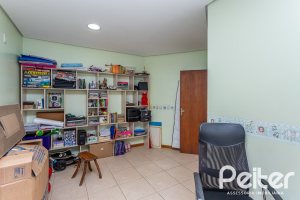 Casa em Condomínio à venda com 560m², 5 dormitórios, 2 suítes, 5 vagas, no bairro Campo Novo em Porto Alegre