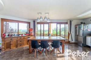 Casa em Condomínio à venda com 560m², 5 dormitórios, 2 suítes, 5 vagas, no bairro Campo Novo em Porto Alegre