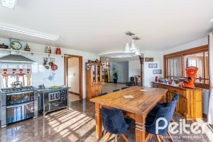 Casa em Condomínio à venda com 560m², 5 dormitórios, 2 suítes, 5 vagas, no bairro Campo Novo em Porto Alegre