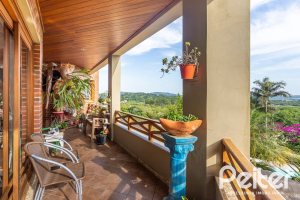 Casa em Condomínio à venda com 560m², 5 dormitórios, 2 suítes, 5 vagas, no bairro Campo Novo em Porto Alegre