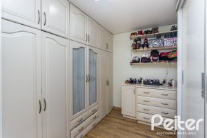 Casa em Condomínio à venda com 560m², 5 dormitórios, 2 suítes, 5 vagas, no bairro Campo Novo em Porto Alegre