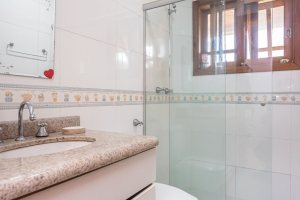 Casa em Condomínio à venda com 560m², 5 dormitórios, 2 suítes, 5 vagas, no bairro Campo Novo em Porto Alegre