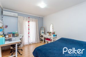 Casa em Condomínio à venda com 560m², 5 dormitórios, 2 suítes, 5 vagas, no bairro Campo Novo em Porto Alegre