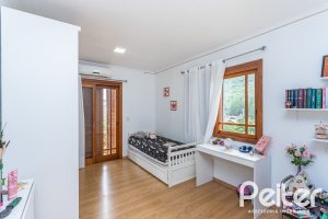 Casa em Condomínio à venda com 560m², 5 dormitórios, 2 suítes, 5 vagas, no bairro Campo Novo em Porto Alegre