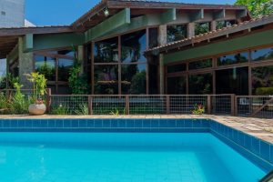 Casa em Condomínio à venda com 600m², 4 dormitórios, 2 suítes, 5 vagas, no bairro Cavalhada em PORTO ALEGRE