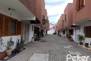 Casa em Condomínio à venda com 117m², 3 dormitórios, 1 suíte, 2 vagas, no bairro Tristeza em Porto Alegre