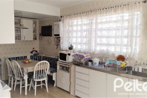 Casa à venda com 160m², 3 dormitórios, 1 suíte, 5 vagas, no bairro Nonoai em Porto Alegre