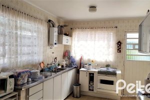 Casa à venda com 160m², 3 dormitórios, 1 suíte, 5 vagas, no bairro Nonoai em Porto Alegre