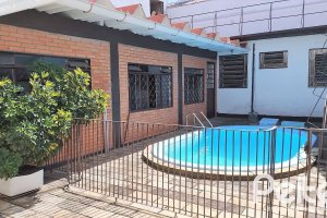 Casa à venda com 160m², 3 dormitórios, 1 suíte, 5 vagas, no bairro Nonoai em Porto Alegre
