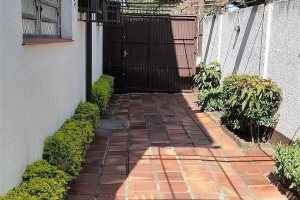Casa à venda com 160m², 3 dormitórios, 1 suíte, 5 vagas, no bairro Nonoai em Porto Alegre