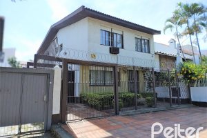 Casa à venda com 160m², 3 dormitórios, 1 suíte, 5 vagas, no bairro Nonoai em Porto Alegre