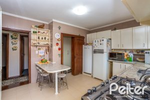 Casa à venda com 600m², 6 dormitórios, 3 suítes, 5 vagas, no bairro Tristeza em Porto Alegre