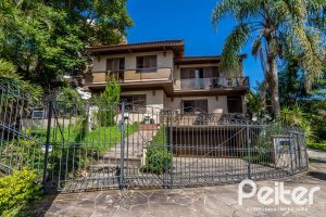 Casa à venda com 600m², 6 dormitórios, 3 suítes, 5 vagas, no bairro Tristeza em Porto Alegre