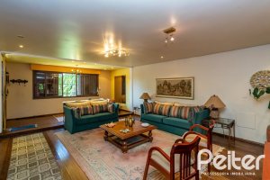 Casa à venda com 600m², 6 dormitórios, 3 suítes, 5 vagas, no bairro Tristeza em Porto Alegre