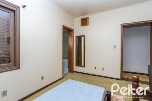 Casa à venda com 600m², 6 dormitórios, 3 suítes, 5 vagas, no bairro Tristeza em Porto Alegre