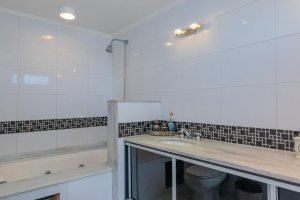 Casa à venda com 312m², 5 dormitórios, 5 suítes, 5 vagas, no bairro Vila Conceição em Porto Alegre