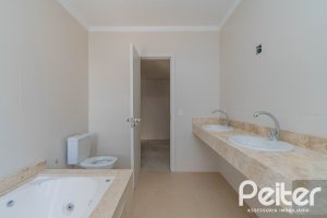 Casa em Condomínio à venda com 293m², 3 dormitórios, 3 suítes, 3 vagas, no bairro Tristeza em Porto Alegre