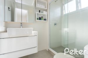 Casa em Condomínio à venda com 162m², 4 dormitórios, 2 suítes, 2 vagas, no bairro Vila Nova em PORTO ALEGRE