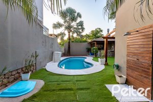 Casa à venda com 262m², 3 dormitórios, 1 suíte, 4 vagas, no bairro Ipanema em Porto Alegre