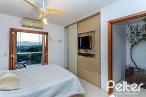 Casa à venda com 262m², 3 dormitórios, 1 suíte, 4 vagas, no bairro Ipanema em Porto Alegre