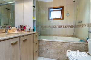 Casa à venda com 262m², 3 dormitórios, 1 suíte, 4 vagas, no bairro Ipanema em Porto Alegre