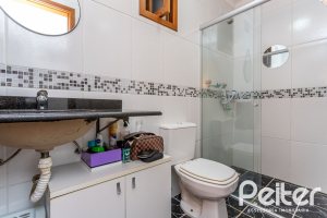 Casa à venda com 262m², 3 dormitórios, 1 suíte, 4 vagas, no bairro Ipanema em Porto Alegre