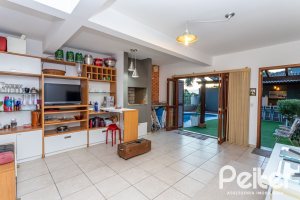 Casa à venda com 262m², 3 dormitórios, 1 suíte, 4 vagas, no bairro Ipanema em Porto Alegre