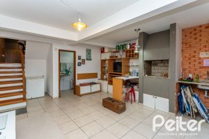 Casa à venda com 262m², 3 dormitórios, 1 suíte, 4 vagas, no bairro Ipanema em Porto Alegre