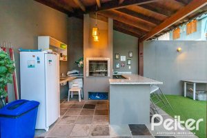 Casa à venda com 262m², 3 dormitórios, 1 suíte, 4 vagas, no bairro Ipanema em Porto Alegre