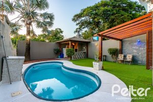 Casa à venda com 262m², 3 dormitórios, 1 suíte, 4 vagas, no bairro Ipanema em Porto Alegre