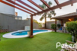 Casa à venda com 262m², 3 dormitórios, 1 suíte, 4 vagas, no bairro Ipanema em Porto Alegre