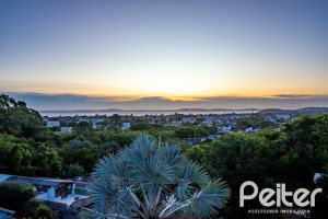 Casa à venda com 262m², 3 dormitórios, 1 suíte, 4 vagas, no bairro Ipanema em Porto Alegre