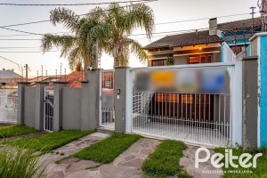 Casa à venda com 262m², 3 dormitórios, 1 suíte, 4 vagas, no bairro Ipanema em Porto Alegre